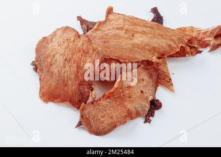 Nahaufnahme eines trockenen Mannes, der vorsichtig eine zarte, trockene Rinderbrust schneidet, die in einem Barbecue-Restaurant serviert wird. Auf weißem Hintergrund. Hohe Qu Stockfoto