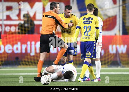 Schiedsrichter Luc Wouters, Pierrick Valdivia von STVV und Ruslan Malinovsky von Genk wurden während des Spiels der Jupiler Pro League zwischen Sint-Truidense V.V. und KRC Genk in Sint-Truiden am Freitag, den 10. Februar 2017, am 26. Tag der belgischen Fußballmeisterschaft, gefilmt. BELGA FOTO YORICK JANSENS Stockfoto