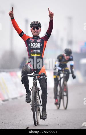 Das belgische Jelle Camps feiert, als er die Ziellinie überquert und am Samstag, den 11. Februar 2017, das Juniorrennen des Noordzeecross, das letzte Rennen des Superprestige-Cyclocross-Wettbewerbs, in Middelkerke gewinnt. BELGA FOTO DAVID STOCKMAN Stockfoto