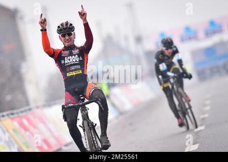 Das belgische Jelle Camps feiert, als er die Ziellinie überquert und am Samstag, den 11. Februar 2017, das Juniorrennen des Noordzeecross, das letzte Rennen des Superprestige-Cyclocross-Wettbewerbs, in Middelkerke gewinnt. BELGA FOTO DAVID STOCKMAN Stockfoto