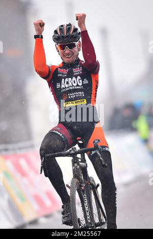 Das belgische Jelle Camps feiert, als er die Ziellinie überquert und am Samstag, den 11. Februar 2017, das Juniorrennen des Noordzeecross, das letzte Rennen des Superprestige-Cyclocross-Wettbewerbs, in Middelkerke gewinnt. BELGA FOTO DAVID STOCKMAN Stockfoto