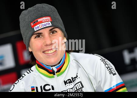 Die belgische Siegerin Sanne kann nach dem Frauenrennen des Noordzeecross, dem letzten Rennen des Superprestige-Cyclocross-Wettbewerbs, am Samstag, den 11. Februar 2017 in Middelkerke auf dem Podium feiern. BELGA FOTO DAVID STOCKMAN Stockfoto