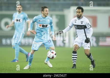 Gents Danijel Milicevic und Eupens Jeffren Issac Suarez Bermudez kämpfen um den Ball während des Jupiler Pro League-Spiels zwischen KAA Gent und KAS Eupen in Gent, Samstag, den 11. Februar 2017, am 26. Tag der belgischen Fußballmeisterschaft. BELGA FOTO JASPER JACOBS Stockfoto