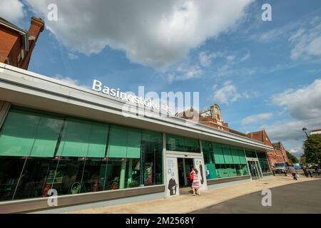 Basingstoke, Großbritannien - September 2022: Basingstoke Bahnhof von außen. Stockfoto