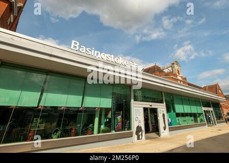 Basingstoke, Großbritannien - September 2022: Basingstoke Bahnhof von außen. Stockfoto