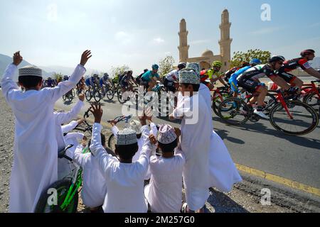 Die Abbildung zeigt die Zuschauer während der ersten Etappe des Radrennens Tour of Oman 2017, einer 176,5 km langen Route vom Al Sawadi Beach zum Naseem Park, Oman, am Dienstag, den 14. Februar 2017. Die Tour von Oman 2017 findet vom 14. Bis 19. Februar statt. BELGA FOTO YUZURU SUNADA Stockfoto