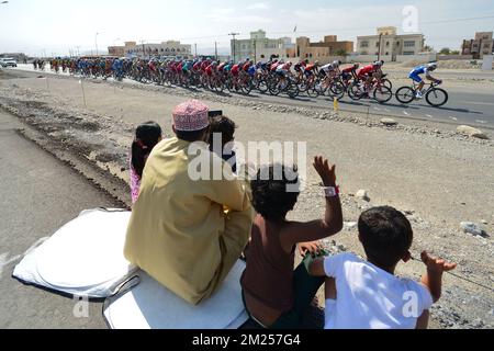 Die Abbildung zeigt die Zuschauer während der ersten Etappe des Radrennens Tour of Oman 2017, einer 176,5 km langen Route vom Al Sawadi Beach zum Naseem Park, Oman, am Dienstag, den 14. Februar 2017. Die Tour von Oman 2017 findet vom 14. Bis 19. Februar statt. BELGA FOTO YUZURU SUNADA Stockfoto