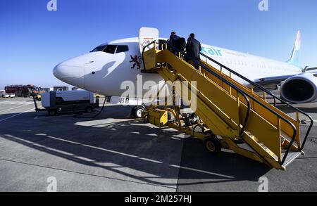 Abbildung zeigt den Abflug der belgischen First League-Fußballmannschaft KRC Genk nach Bukarest, Rumänien, am Dienstag, den 14. Februar 2017, vom Flughafen Maastricht in Maastricht, Niederlande. Am Donnerstag spielt KRC Genk 1/16 Finales in der ersten Teilstrecke des Wettbewerbs der Europa League gegen den rumänischen Verein Astra Giurgiu. BELGA FOTO YORICK JANSENS Stockfoto