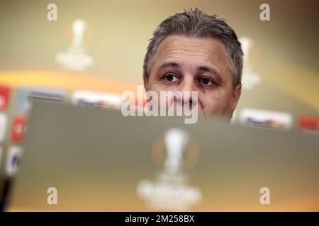 Astra Giurgius Cheftrainer Marius Sumudica wurde auf einer Pressekonferenz des rumänischen Clubs Astra Giurgiu am Mittwoch, den 15. Februar 2017 in Giurgiu, Rumänien, fotografiert. Morgen spielt Genk 1/16 Finales in der ersten Etappe des Europa League-Wettbewerbs gegen den rumänischen Verein Astra Giurgiu. BELGA FOTO YORICK JANSENS Stockfoto