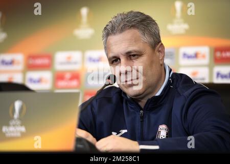 Astra Giurgius Cheftrainer Marius Sumudica wurde auf einer Pressekonferenz des rumänischen Clubs Astra Giurgiu am Mittwoch, den 15. Februar 2017 in Giurgiu, Rumänien, fotografiert. Morgen spielt Genk 1/16 Finales in der ersten Etappe des Europa League-Wettbewerbs gegen den rumänischen Verein Astra Giurgiu. BELGA FOTO YORICK JANSENS Stockfoto