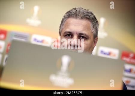 Astra Giurgius Cheftrainer Marius Sumudica wurde auf einer Pressekonferenz des rumänischen Clubs Astra Giurgiu am Mittwoch, den 15. Februar 2017 in Giurgiu, Rumänien, fotografiert. Morgen spielt Genk 1/16 Finales in der ersten Etappe des Europa League-Wettbewerbs gegen den rumänischen Verein Astra Giurgiu. BELGA FOTO YORICK JANSENS Stockfoto