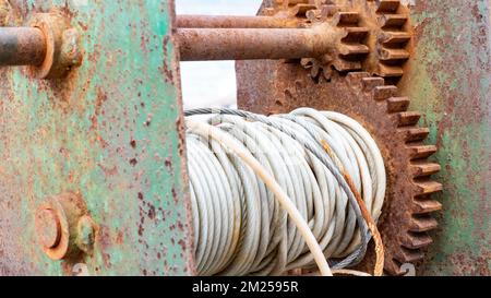 Rostige Ketten und Seile. Seilwickelmaschine. Nautische Instrumente. Anlegestelle Stockfoto