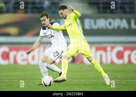 Tottenhams Mittelfeldspieler Harry Winks und Gents Danijel Milicevic kämpfen um den Ball während eines Spiels zwischen der belgischen Fußballmannschaft KAA Gent und der britischen Mannschaft Tottenham, der ersten Etappe der Endspiele der Europa League 1/16, Donnerstag, den 16. Februar 2017, in Gent. BELGA FOTO JASPER JACOBS Stockfoto