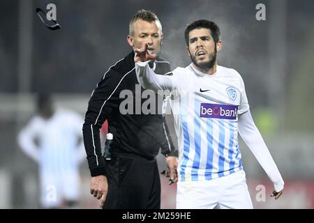 Genks Alejandro Pozuelo wurde bei einem Spiel der ersten Teilstrecke zwischen dem rumänischen Verein Astra Giurgiu und der belgischen Fußballmannschaft RC Genk im Finale 1/16 des Wettbewerbs der Europa League am Donnerstag, den 16. Februar 2017, in Giurgiu, Rumänien, gezeigt. BELGA FOTO YORICK JANSENS Stockfoto