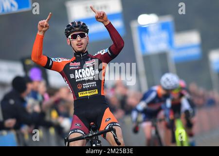 Das belgische Jelle Camps feiert, als er die Ziellinie überquert und das Internationale Sluitingsprijs Oostmalle Cyclocross-Rennen am Sonntag, den 19. Februar 2017, in Oostmalle, der letzten Saison 2016-2017, gewinnt. BELGA FOTO DAVID STOCKMAN Stockfoto