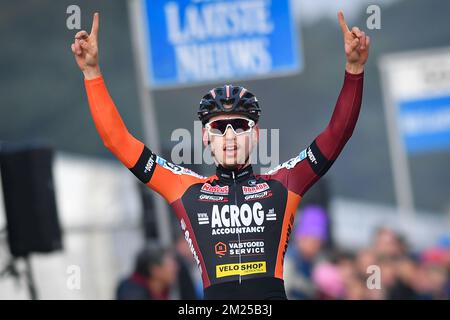 Das belgische Jelle Camps feiert, als er die Ziellinie überquert und das Internationale Sluitingsprijs Oostmalle Cyclocross-Rennen am Sonntag, den 19. Februar 2017, in Oostmalle, der letzten Saison 2016-2017, gewinnt. BELGA FOTO DAVID STOCKMAN Stockfoto