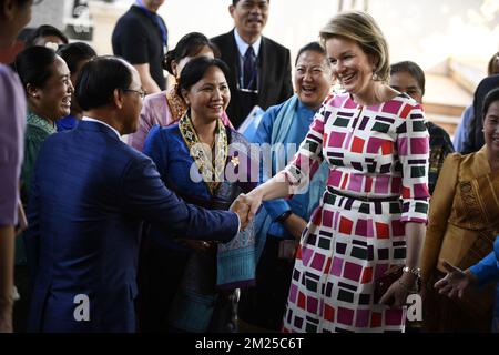 Königin Mathilde von Belgien lächelt, während sie einem Mann in der Lao Frauenunion in Vientiane, Laos, am Montag, den 20. Februar 2017 die Hand schüttelt. Königin Mathilde, Ehrenpräsidentin von UNICEF Belgien, ist auf einer viertägigen Mission in Laos. BELGA FOTO YORICK JANSENS Stockfoto