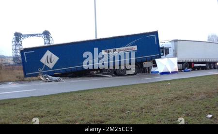 ACHTUNG REDAKTEURE - SMARTPHONE-BILD - BESTE VERFÜGBARE QUALITÄT - Abbildung zeigt einen Lkw nach einem Autounfall entlang des Schaerbeekleins in Vilvoorde (Vilvorde), Dienstag, 21. Februar 2017. BELGA PHOTO FD Stockfoto