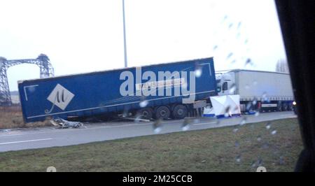 ACHTUNG REDAKTEURE - SMARTPHONE-BILD - BESTE VERFÜGBARE QUALITÄT - Abbildung zeigt einen Lkw nach einem Autounfall entlang des Schaerbeekleins in Vilvoorde (Vilvorde), Dienstag, 21. Februar 2017. BELGA PHOTO FD Stockfoto