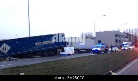 ACHTUNG REDAKTEURE - SMARTPHONE-BILD - BESTE VERFÜGBARE QUALITÄT - Abbildung zeigt einen Lkw nach einem Autounfall entlang des Schaerbeekleins in Vilvoorde (Vilvorde), Dienstag, 21. Februar 2017. BELGA PHOTO FD Stockfoto