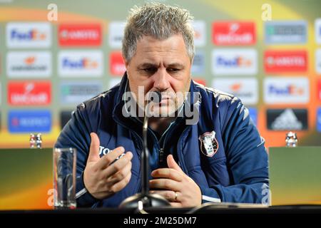 Astra Giurgius Cheftrainer Marius Sumudica wurde auf einer Pressekonferenz des rumänischen Clubs Astra Giurgiu am Mittwoch, den 22. Februar 2017 in Genk fotografiert. Morgen spielt Genk 1/16 Finales im Europa-League-Wettbewerb gegen den rumänischen Verein Astra Giurgiu. Ergebnis der ersten Teilstrecke war 2-2. BELGA FOTO LUC CLAESSEN Stockfoto