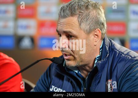 Astra Giurgius Cheftrainer Marius Sumudica wurde auf einer Pressekonferenz des rumänischen Clubs Astra Giurgiu am Mittwoch, den 22. Februar 2017 in Genk fotografiert. Morgen spielt Genk 1/16 Finales im Europa-League-Wettbewerb gegen den rumänischen Verein Astra Giurgiu. Ergebnis der ersten Teilstrecke war 2-2. BELGA FOTO LUC CLAESSEN Stockfoto