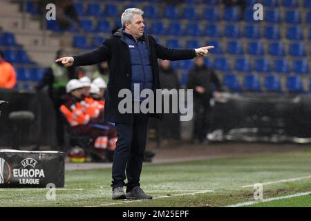 Astra Giurgius Cheftrainer Marius Sumudica reagiert während eines Spiels zwischen der belgischen Fußballmannschaft RC Genk und dem rumänischen Verein Astra Giurgiu, der die 1/16 Finalspiele der Europa League am Donnerstag, den 23. Februar 2017, in Genk zurückkehrt. Ergebnis der ersten Teilstrecke war 2-2. BELGA FOTO LUC CLAESSEN Stockfoto