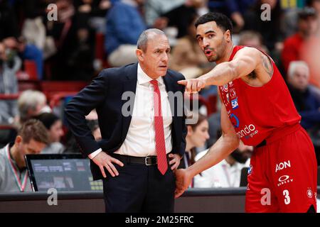 Mailand, Italien. 11.. Dezember 2022. Italien, Mailand, dez. 11 2022: Ettore Messina (Armani Milan Coach) gibt während des Basketballspiels im 2.. Quartal Ratschläge EA7 Emporio Armani Mailand vs Unahotels Reggio Emilia, LBA 2022-2023 day10 beim Mediolanum Forum (Foto: Fabrizio Andrea Bertani/Pacific Press) Kredit: Pacific Press Media Production Corp./Alamy Live News Stockfoto