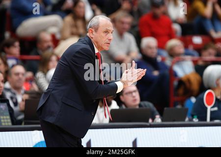 Mailand, Italien. 11.. Dezember 2022. Italien, Mailand, dez. 11 2022: Ettore Messina (Armani Milan Coach) stiftet seine Spieler im 2.. Quartal während des Basketballspiels EA7 Emporio Armani Milan vs Unahotels Reggio Emilia, LBA 2022-2023 day10 beim Mediolanum Forum (Foto: Fabrizio Andrea Bertani/Pacific Press) Kredit: Pacific Press Media Production Corp./Alamy Live News Stockfoto