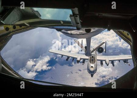 Luftwaffenstützpunkt Andersen, Guam. 8.. November 2022. EIN US-AMERIKANISCHER Air Force KC-135 Stratotanker, dem 506. Expeditionary Air Tanken Geschwader zugeteilt, betankt einen US-amerikanischen Air Force A-10C Thunderbolt-II-Flugzeug der 74.. Kampfstaffel über dem Pazifik zugewiesen, November. 8, 2022. Die A-10s wurde vom Luftwaffenstützpunkt Moody, Georgien, nach Andersen AFB, Guam, überführt, um an einer Operation zur Beschäftigung der dynamischen Kräfte teilzunehmen, die so konzipiert ist, dass die pazifischen Luftwaffe ihre Fähigkeit zur Erzeugung von Kampfflugkraft aus dynamischen Kraftelementen ausüben kann, während sie sich weiterhin bewegen, manövrieren, Und nachhaltig Stockfoto