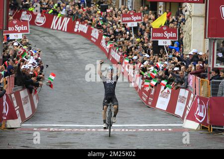 Der polnische Michal Kwiatkowski von Team Sky feiert nach dem Gewinn des eintägigen Radrennen Strade Bianche 11. in Siena, Italien, am Samstag, den 04. März 2017. BELGA FOTO YUZURU SUNADA Stockfoto