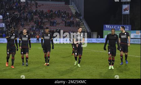 Die Spieler von Standard reagieren während des Jupiler Pro League-Spiels zwischen Mouscron und Standard de Liege in Mouscron am Samstag, den 04. März 2017, am 29. Tag der belgischen Fußballmeisterschaft. BELGA FOTO JOHN THYS Stockfoto