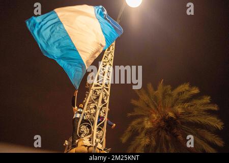 Barcelona, Katalonien, Spanien. 13.. Dezember 2022. Die umfangreiche argentinische Diaspora in Barcelona feiert den Sieg ihrer Nationalmannschaft, die sie für das Finale der Fußball-Weltmeisterschaft 2022 in Katar qualifiziert hat, bei der es das letzte Finale und die Teilnahme an einer Weltmeisterschaft des argentinischen Fußballspielers Leo Messi sein wird. (Bild: © Eric Renom/ZUMA Press Wire) Stockfoto