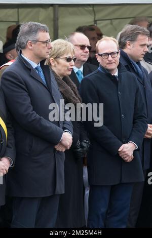 Sijseles Bürgermeister Joachim Coens, Botschafter des Vereinigten Königreichs in Belgien, Alison Rose und flämische Ministerin für Mobilität, öffentliche Arbeiten, flämische Gemeinden in Brüssel, Animal Welfare Ben Weyts, wurde am Montag, den 06. März 2017 in Zeebrugge bei einer Ehrungszeremonie zum 30.. Jahrestag der Fährkatastrophe „Herald of Free Enterprise“ fotografiert. Am 6. März 1987 verließ die Fähre den Hafen von Zeebrugge in Richtung Dover mit mehr als 450 Passagieren und 80 Besatzungsmitgliedern an Bord. Es ist vor dem Hafen gekentert. Die Katastrophe, die durch das Nichtschließen der Bugtüren verursacht wurde, kostete 194 Menschen das Leben. BEL Stockfoto