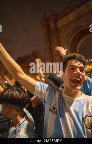 Barcelona, Katalonien, Spanien. 13.. Dezember 2022. Die umfangreiche argentinische Diaspora in Barcelona feiert den Sieg ihrer Nationalmannschaft, die sie für das Finale der Fußball-Weltmeisterschaft 2022 in Katar qualifiziert hat, bei der es das letzte Finale und die Teilnahme an einer Weltmeisterschaft des argentinischen Fußballspielers Leo Messi sein wird. (Bild: © Eric Renom/ZUMA Press Wire) Stockfoto