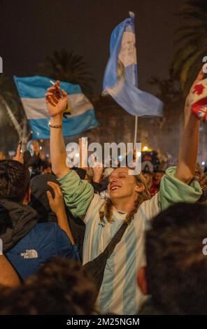 Barcelona, Katalonien, Spanien. 13.. Dezember 2022. Die umfangreiche argentinische Diaspora in Barcelona feiert den Sieg ihrer Nationalmannschaft, die sie für das Finale der Fußball-Weltmeisterschaft 2022 in Katar qualifiziert hat, bei der es das letzte Finale und die Teilnahme an einer Weltmeisterschaft des argentinischen Fußballspielers Leo Messi sein wird. (Bild: © Eric Renom/ZUMA Press Wire) Stockfoto