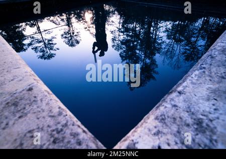 Ein Techniker testet die Wasserqualität an einem Reservoir. Trinkwasser kommt aus einer Vielzahl von Quellen, einschließlich öffentlicher Wassersysteme und Brunnen. Stockfoto