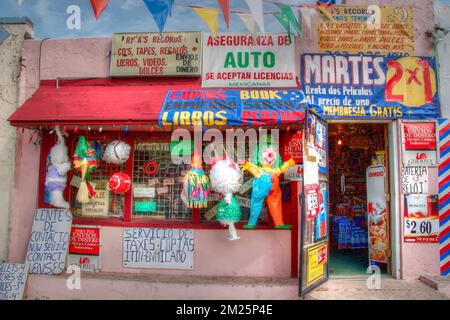 Ein charmanter hispanischer Laden mit Schildern, die eine große Auswahl an Dienstleistungen und Waren bieten. Stockfoto