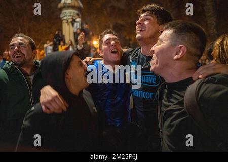 Barcelona, Katalonien, Spanien. 13.. Dezember 2022. Die umfangreiche argentinische Diaspora in Barcelona feiert den Sieg ihrer Nationalmannschaft, die sie für das Finale der Fußball-Weltmeisterschaft 2022 in Katar qualifiziert hat, bei der es das letzte Finale und die Teilnahme an einer Weltmeisterschaft des argentinischen Fußballspielers Leo Messi sein wird. (Bild: © Eric Renom/ZUMA Press Wire) Stockfoto