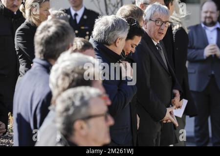 Der Präsident der Europäischen Kommission, Luxemburg Jean-Claude Juncker (EVP), zeigte auf einer Zeremonie in Brüssel am Mittwoch, den 22. März 2017, den Kunstfrieden des belgischen Bildhauers Compere als Tribut an die Opfer der Terroranschläge des vergangenen Jahres in der "kleinen Wetstraat - Petite Rue de la Loi". Am 22 2016. März wurden 32 Menschen bei Selbstmordattentaten auf dem Brüsseler Flughafen und der Brüsseler U-Bahn getötet und 324 verletzt. BELGA FOTO THIERRY ROGE Stockfoto