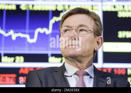 Finanzminister Johan Van Overtveldt bildete während der Eröffnungsglocke die Eröffnung der „Woche des Geldes“ an der Börse NYSE Euronext Brüssel, Montag, den 27. März 2017. BELGA FOTO THIERRY ROGE Stockfoto