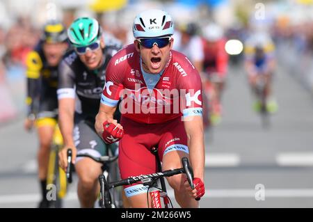 Der norvegische Alexander Kristoff von Katusha-Alpecin überquert die Ziellinie und gewinnt die zweite Etappe des Radrennens Driedaagse De Panne - Koksijde, 192,9 km von Zottegem nach Koksijde, Mittwoch, 29. März 2017. BELGA FOTO DAVID STOCKMAN Stockfoto