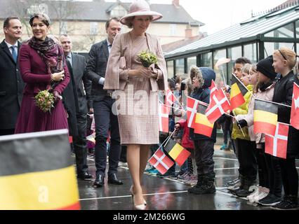 Königin Mathilde von Belgien, abgebildet bei einem Besuch der Amager Faeled Schule am zweiten Tag eines dreitägigen Staatsbesuchs des belgischen Königspaares in Dänemark, Mittwoch, den 29. März 2017, in Kopenhagen. BELGA FOTO BENOIT DOPPPAGNE Stockfoto