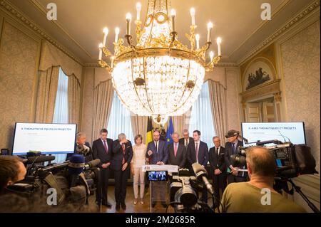 Minister für Mobilität Francois Bellot, Minister für KMU, Unternehmer, Landwirtschaft und soziale Integration Willy Borsus, Vizepremierminister und Innenminister Jan Jambon, Vizepremierminister und Minister für Beschäftigung, Wirtschaft und Verbraucherschutz Kris Peeters Proximus CEO Dominique Leroy, belgischer Premierminister Charles Michel, Voka ehemaliger Vorsitzender Michel Delbaere Pieter Timmermans, CEO von VBO-FEB (Verband der belgischen Unternehmen), Vizepräsident und Minister für Entwicklung der Zusammenarbeit, Digitale Agenda, Telekommunikation und Postdienste Alexander De Croo, Belfius CEO Marc Raisiere und Finan Stockfoto