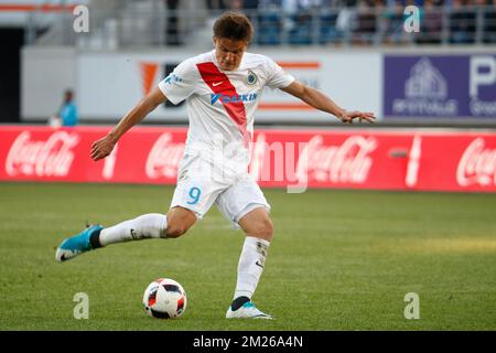 Jelle Vossen des Clubs kämpft während des Jupiler Pro League-Spiels zwischen KAA Gent und Club Brügge um den Ball, am Sonntag, den 02. April 2017, am 1. Tag des Play-off 1 der belgischen Fußballmeisterschaft. BELGA FOTO KURT DESPLENTER Stockfoto