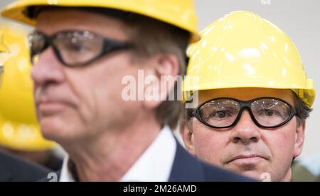 Hakan Samuelsson, CEO von Volvo Cars, und Philippe Muyters, flämischer Minister für Beschäftigung, Wirtschaft, Innovation, Wissenschaftspolitik und Sport, im Bild eines Besuchs im Volvo Cars Werk in Gent, Montag, den 03. April 2017. BELGA FOTO BENOIT DOPPPAGNE Stockfoto