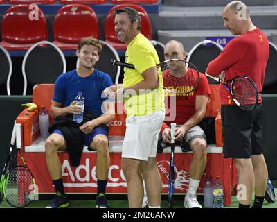 L-R, belgischer David Goffin, Goffins Trainer Thierry Van Cleemput , belgischer Steve Darcis und belgischer Kapitän Johan Van Herck, die bei einem Training der belgischen Mannschaft vor dem Davis Cup World Group-Viertelfinale zwischen Belgien und Italien am Dienstag, den 04. April 2017 in Charleroi vorgestellt wurden. Dieses Davis Cup-Spiel findet vom 07. Bis 09. April 2017 in Charleroi statt. BELGA FOTO BENOIT DOPPPAGNE Stockfoto