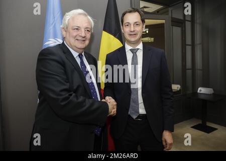 Der UN-Koordinator Stephen O'Brien und der stellvertretende Premierminister und Minister für Zusammenarbeit, Entwicklung, Digitale Agenda, Telekommunikation und Postdienste Alexander De Croo geben sich vor einem Treffen mit dem UN-Koordinator und dem Generalsekretär der Vereinten Nationen in marge im Rahmen einer Konferenz über Syrien und die humanitäre Krise im Jemen (Nigeria) die Hand. Südsudan und Somalia in Brüssel, Dienstag, den 04. April 2017. BELGA FOTO THIERRY ROGE Stockfoto