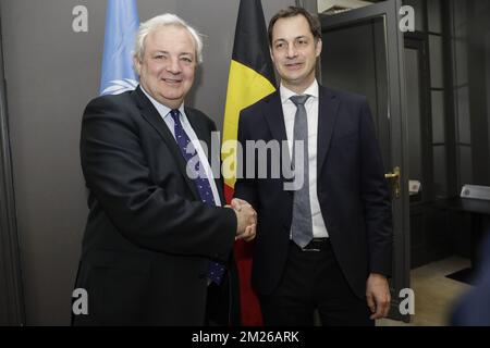 Der UN-Koordinator Stephen O'Brien und der stellvertretende Premierminister und Minister für Zusammenarbeit, Entwicklung, Digitale Agenda, Telekommunikation und Postdienste Alexander De Croo geben sich vor einem Treffen mit dem UN-Koordinator und dem Generalsekretär der Vereinten Nationen in marge im Rahmen einer Konferenz über Syrien und die humanitäre Krise im Jemen (Nigeria) die Hand. Südsudan und Somalia in Brüssel, Dienstag, den 04. April 2017. BELGA FOTO THIERRY ROGE Stockfoto