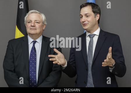 Der UN-Koordinator Stephen O'Brien und der stellvertretende Premierminister und Minister für Zusammenarbeit, Entwicklung, Digitale Agenda, Telekommunikation und Postdienste Alexander De Croo, das während einer Presseerklärung bei einem Treffen mit dem UN-Koordinator für Hilfe und dem Generalsekretär der Vereinten Nationen in marge über eine Konferenz über Syrien und die humanitäre Krise im Jemen vorgestellt wurde; Nigeria, Südsudan und Somalia, in Brüssel, Dienstag, den 04. April 2017. BELGA FOTO THIERRY ROGE Stockfoto